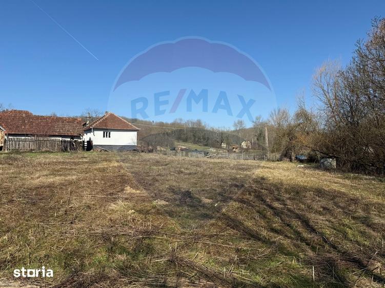 Casă cu 2 camere cu Teren 2002 Mp în Livada