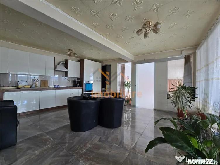 Spațiu comercial, de 240 mp, în Tinăud