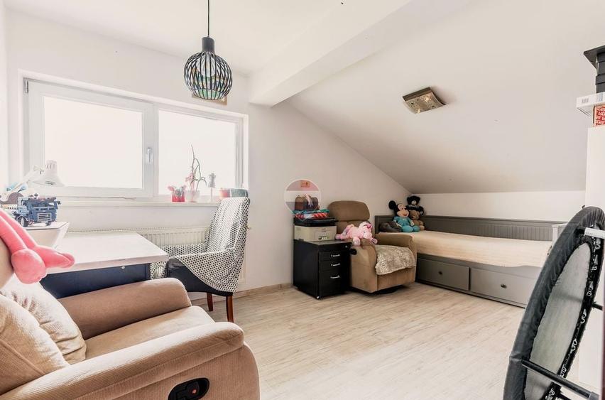 Apartament cu 5 camere decomandat, mobilat în Breazu