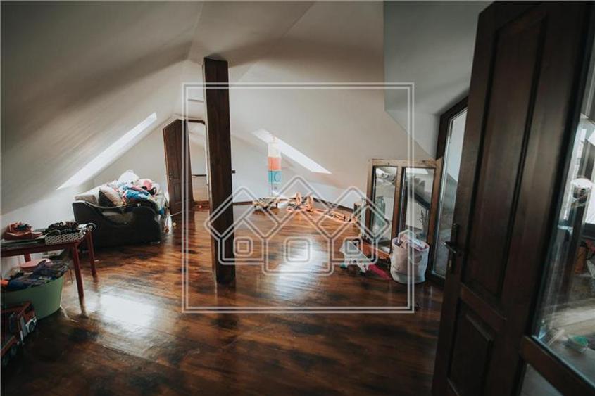 Casă individuală cu 7 camere cu Canalizare în Central