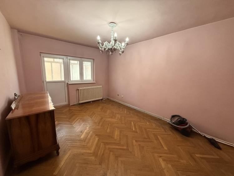 Apartament cu 4 camere decomandat în Cetate
