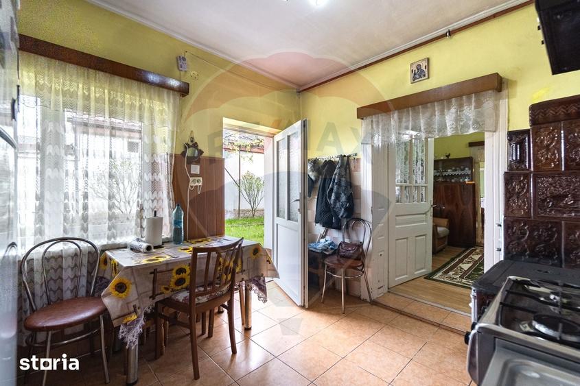 Casă cu 4 camere cu Teren 1068 Mp în Părău