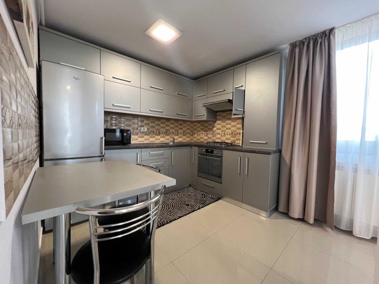 Apartament cu 3 camere decomandat în Palazu Mare