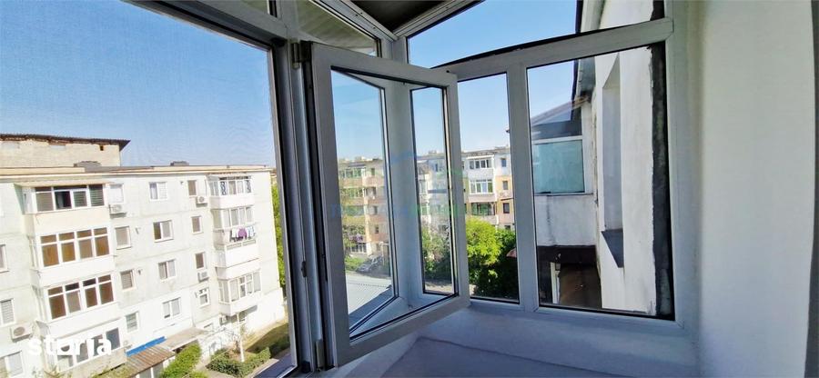 Apartament cu 3 camere semidecomandat în Craiovița Nouă