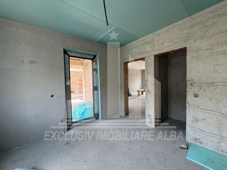 Casă individuală cu 4 camere cu Canalizare în Cetate
