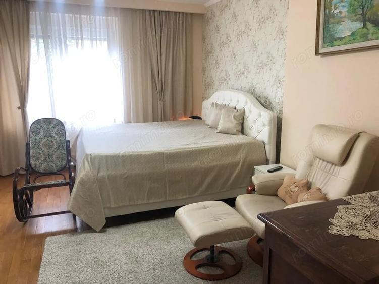 Casă cu 7 camere cu Teren 1100 Mp în Soarelui