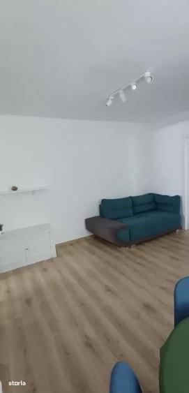 Apartament cu 3 camere în Apărătorii Patriei