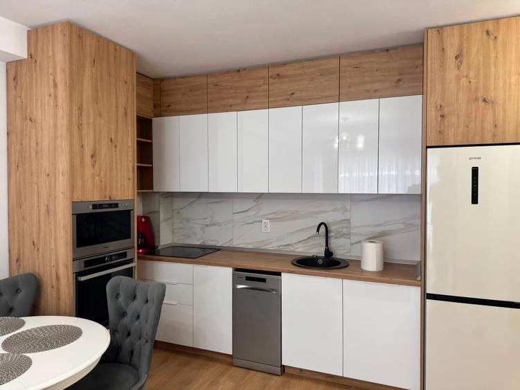 Apartament cu 3 camere semidecomandat, mobilat în Tractorul