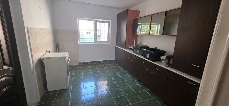 Casă cu 4 camere semidecomandat în Central