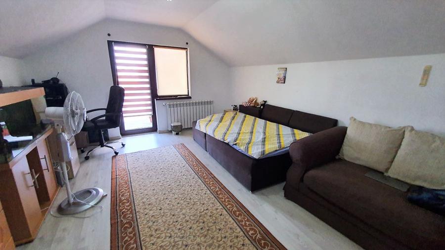 Casă cu 8 camere cu Teren 430 Mp în Calea Poplăcii