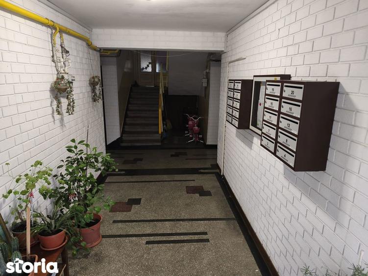Apartament cu 3 camere semidecomandat în Podu Roș