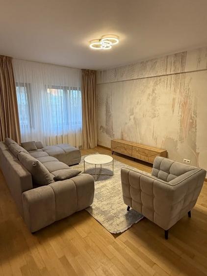 Apartament cu 4 camere semidecomandat, mobilat în Herăstrău