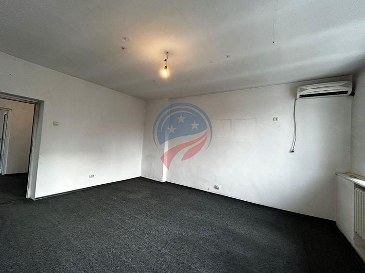 Casă individuală cu 8 camere cu Canalizare în Ultracentral