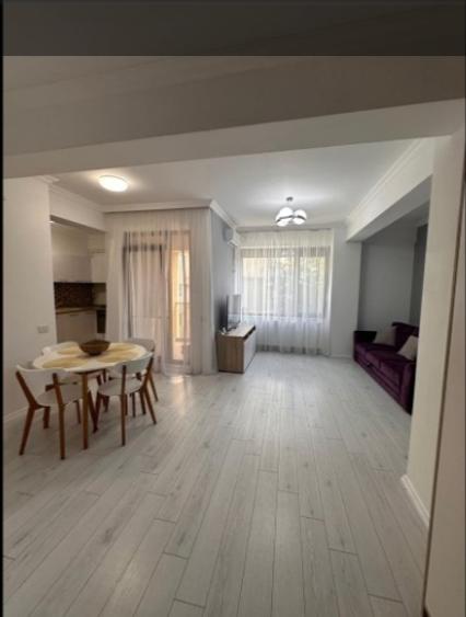 Apartament cu 3 camere decomandat, mobilat în Faleza Nord