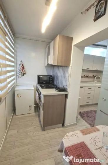 Apartament cu 3 camere decomandat în Eremia