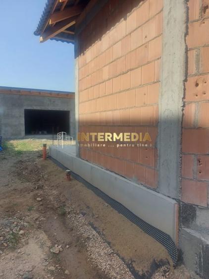 Casă individuală cu 4 camere cu Canalizare în Central