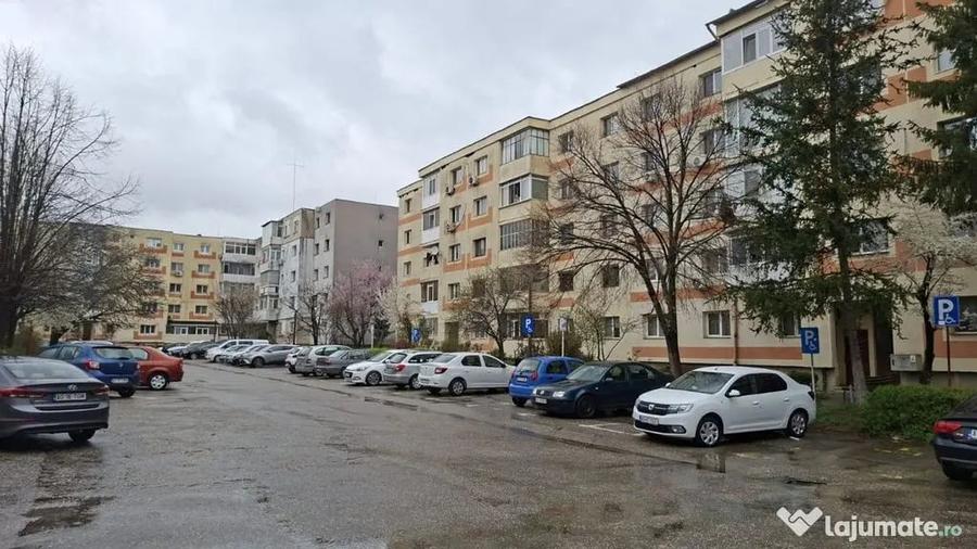 Apartament cu 3 camere decomandat în Eremia