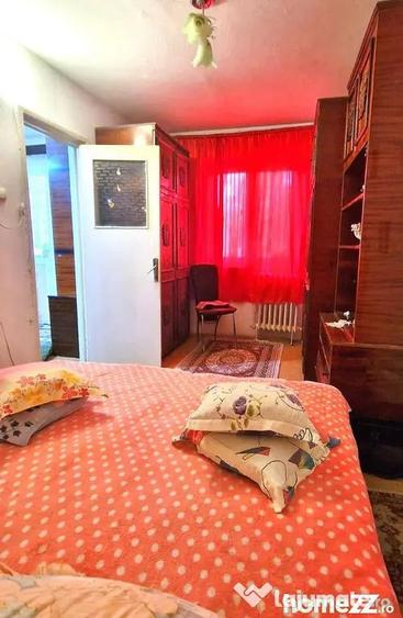 Apartament cu 3 camere semidecomandat în Km 4