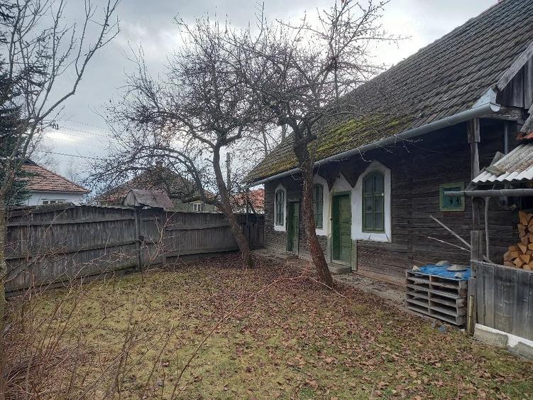 Casă cu 2 camere cu Teren 3549 Mp în Central