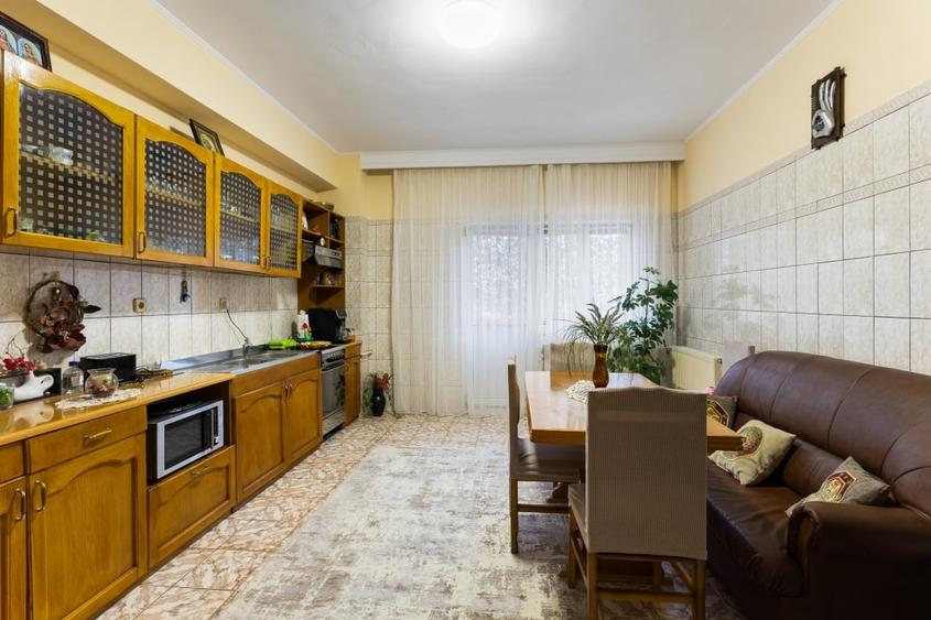 Casă individuală cu 8 camere cu Garaj în Faleza Nord