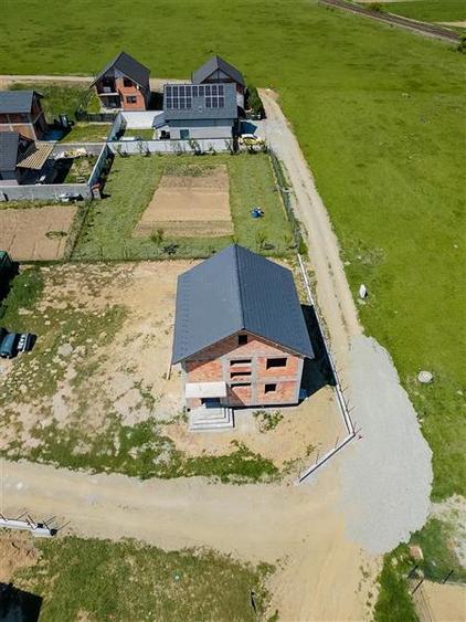 Casă cu 5 camere cu Teren 400 Mp în Periferie