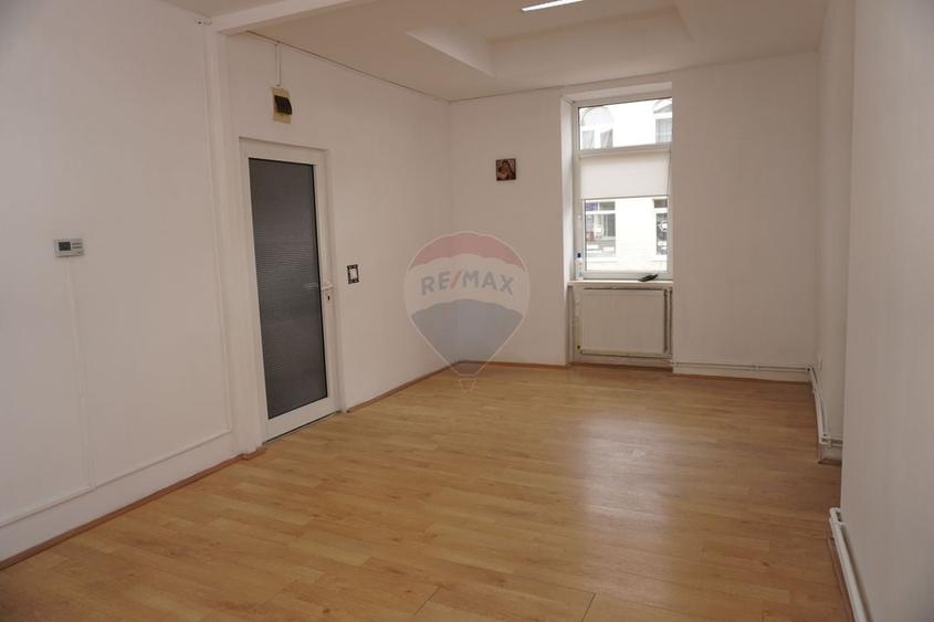 Spațiu comercial, de 23.700000762939 mp, în Central