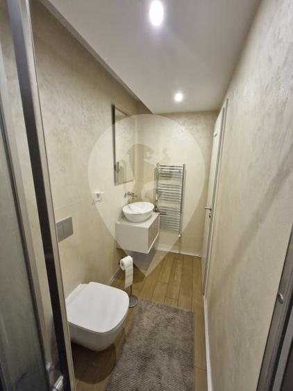 Apartament cu 3 camere semidecomandat, mobilat în 13 Decembrie