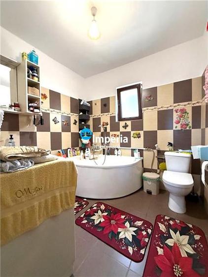 Casă individuală cu 4 camere cu Canalizare în Uricani