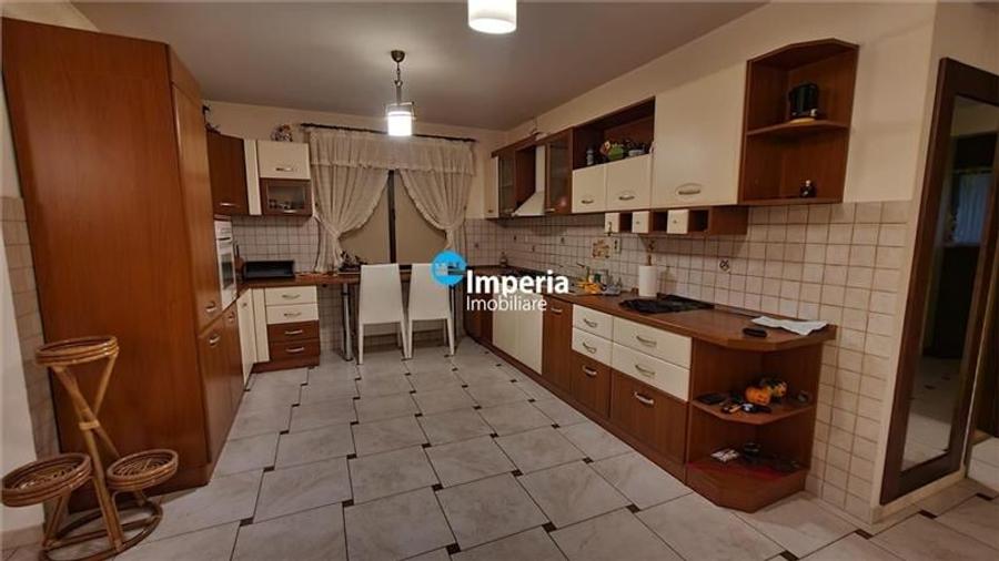 Casă individuală cu 7 camere cu Teren 1000 Mp în Bucium