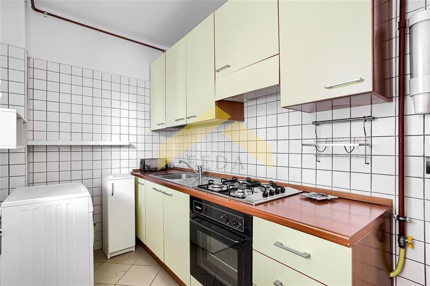 Apartament cu 3 camere semidecomandat în Galșa