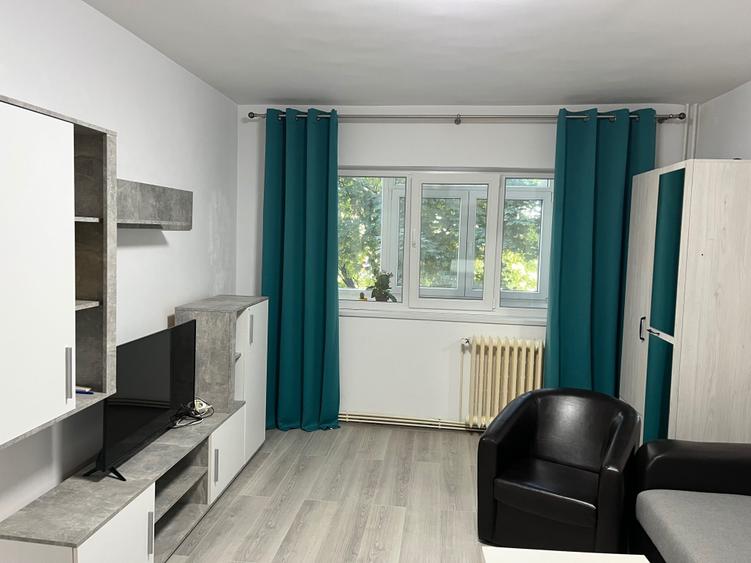 Apartament cu 3 camere decomandat în Exterior Vest