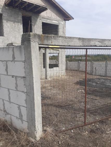 Casă cu 5 camere cu Teren 700 Mp în Roșu