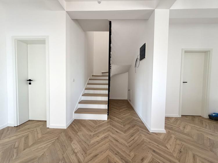 Duplex cu 5 camere cu Canalizare în Dumbrăvița