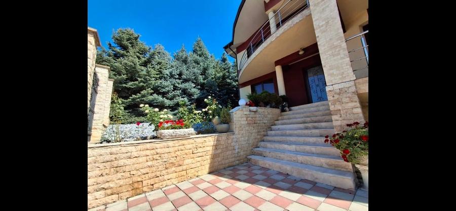 Casă individuală cu 7 camere cu Canalizare în Bucium