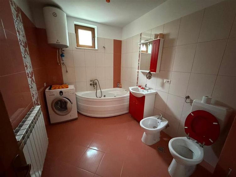 Casă cu 6 camere cu Canalizare în Nord