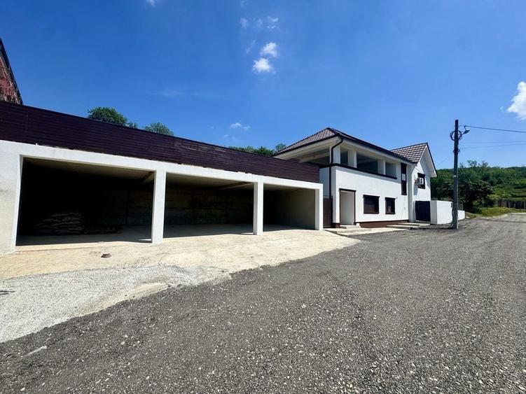 Casă cu 4 camere în Paleu