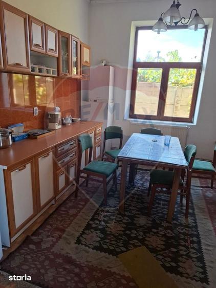 Casă cu 6 camere cu Teren 3300 Mp în Central