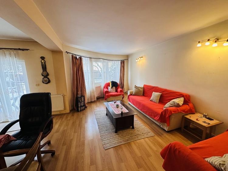 Duplex cu 5 camere cu Canalizare în Roșu