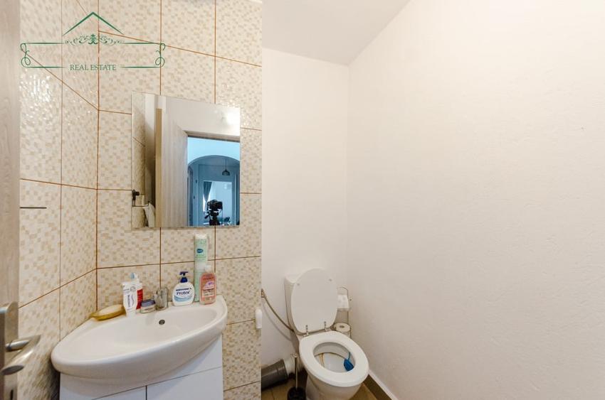 Apartament cu 3 camere semidecomandat, mobilat în Miorița