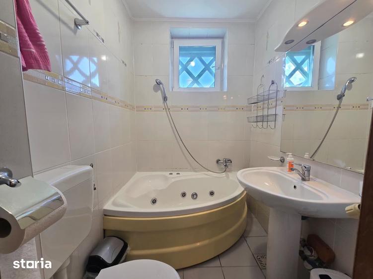Apartament cu 3 camere semidecomandat, mobilat în Titan