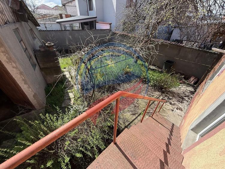 Casă individuală cu 8 camere cu Canalizare în 1 Mai