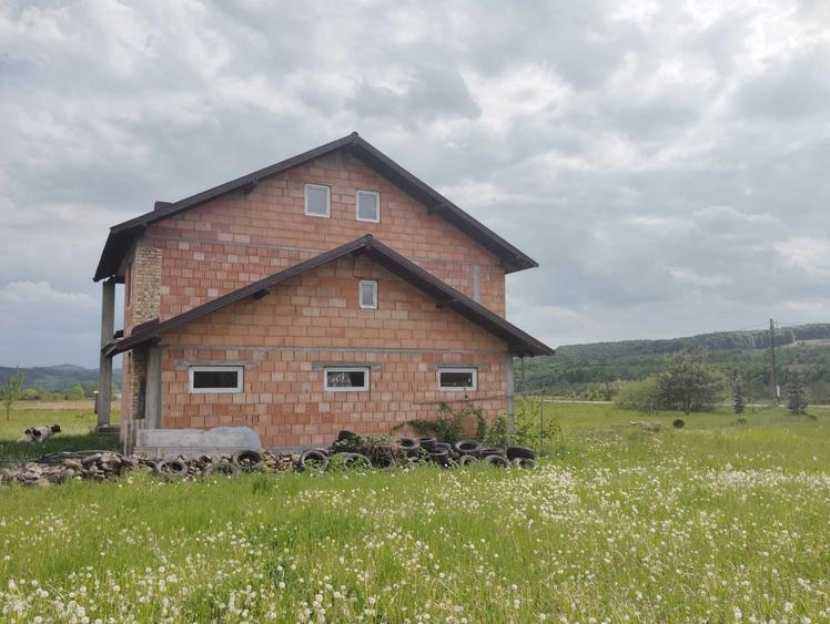 Casă cu 4 camere în Lăpuș