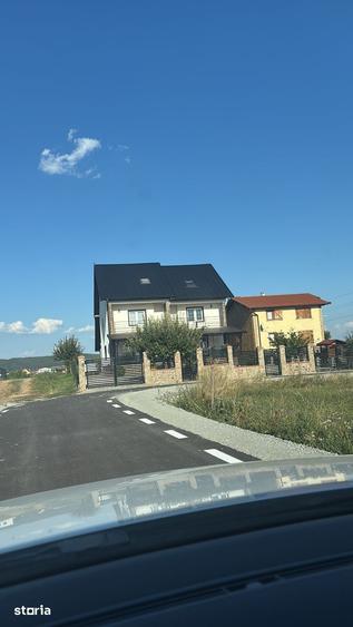 Casă cu 8 camere cu Teren 5000 Mp în Uriu