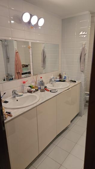 Apartament cu 4 camere decomandat în Capitale