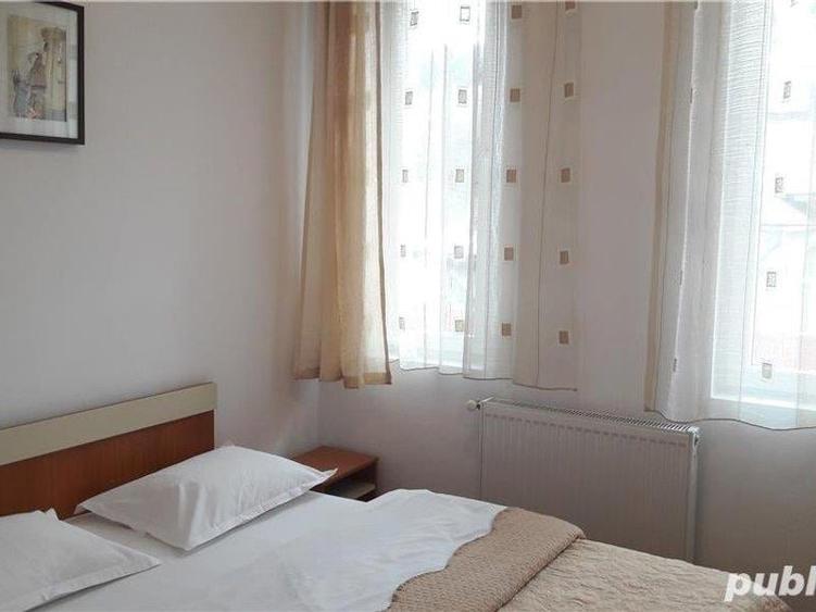Casă individuală cu 13 camere cu Canalizare în Central
