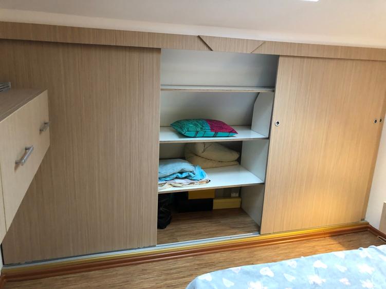 Apartament cu 3 camere semidecomandat, mobilat în Dristor
