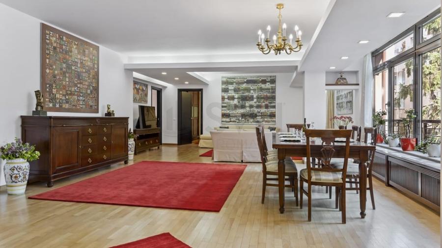 Apartament cu 3 camere semidecomandat, mobilat în Arcul de Triumf