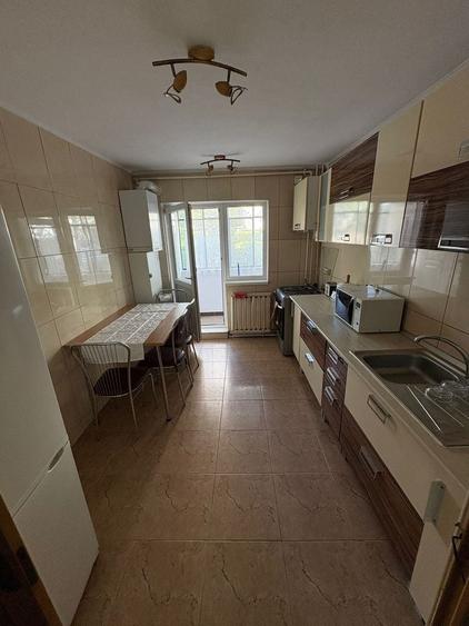 Apartament cu 3 camere decomandat în Exterior Vest