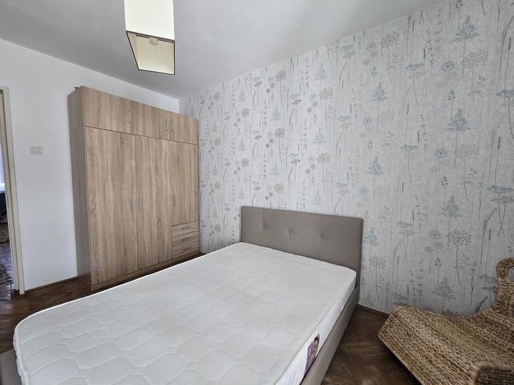 Apartament cu 3 camere semidecomandat în Veteranilor