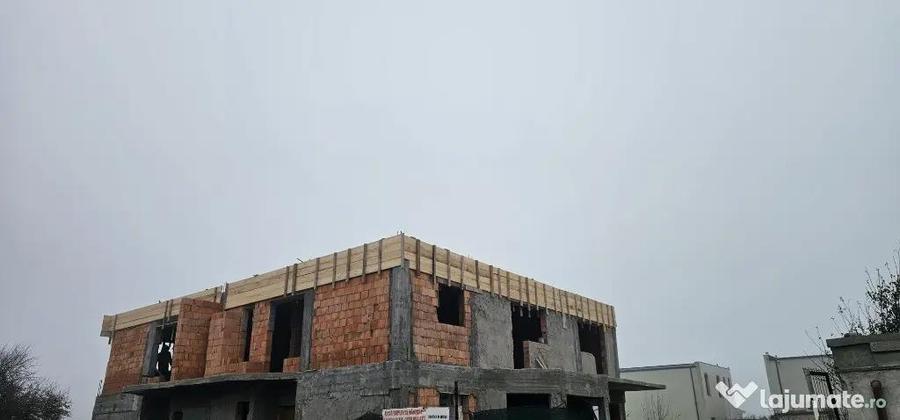 Casă cu 5 camere cu Teren 250 Mp în Km 4